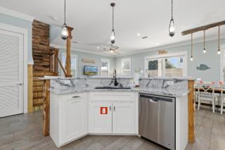 Three Master Bedrooms! Easy Beach Access! Gulf Views - 7