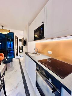 Luxury Suite - Intimate Garden, BBQ & Private Parking - 3
