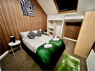 Charming 2BR Central Flat with Views, WiFi & Near Train! - - 0