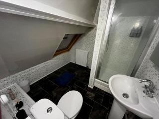 Charming 2BR Central Flat with Views, WiFi & Near Train! - - 5