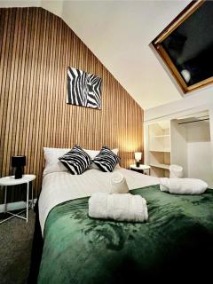 Charming 2BR Central Flat with Views, WiFi & Near Train! - - 3