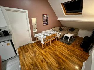 Charming 2BR Central Flat with Views, WiFi & Near Train! - - 4
