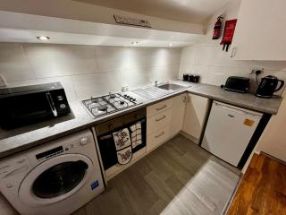 Charming 2BR Central Flat with Views, WiFi & Near Train! - - 7
