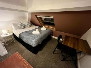 Charming 2BR Central Flat with Views, WiFi & Near Train! - - 9