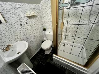 Charming 2BR Central Flat with Views, WiFi & Near Train! - - 6