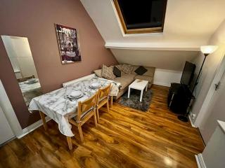 Charming 2BR Central Flat with Views, WiFi & Near Train! - - 8