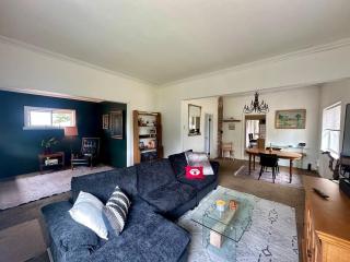 1901 Spacious 2 Bedroom Bungalow - 9