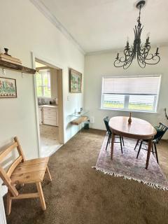 1901 Spacious 2 Bedroom Bungalow - 5