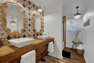 Poplar Place Mod with Hot Tub - 1 mi to Main Street - Fredericksburg - 1