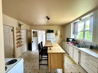 1901 Spacious 2 Bedroom Bungalow - 1