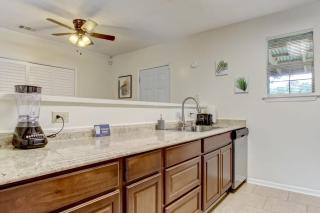 Covered Patio & Fenced Yard! Lovely in Laurelwood - Savannah - 4