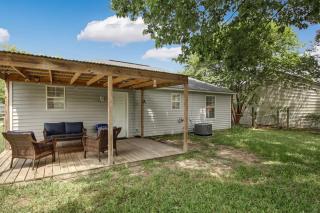 Covered Patio & Fenced Yard! Lovely in Laurelwood - Savannah - 3