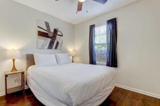 Covered Patio & Fenced Yard! Lovely in Laurelwood - Savannah - 2