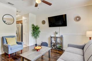 Covered Patio & Fenced Yard! Lovely in Laurelwood - Savannah - 1