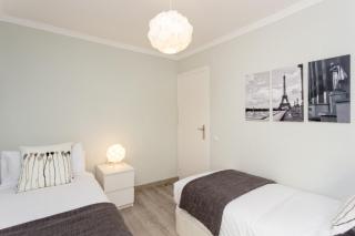 Beautiful and Comfortable Apartment for 6 People Next to Fira de Barcelona - 2