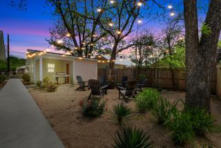 The Grove E with Hot Tub & King Bed - 2 blks to Main - Fredericksburg - 9