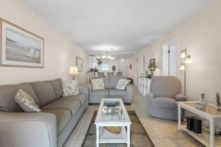 515 - 2/2 Top Floor Oceanfront - 9