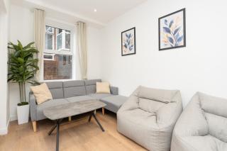 Open Mind Property- Stylish 3BR, HotTub & Parking - 3