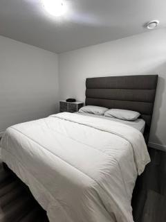 Cozy Corner - 1 bedroom suite - 15 mins from airport - 9