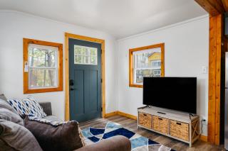 Cozy Cottage on Arbutus Lake - 3