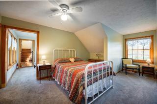 Broomhead Farmhouse Apt Traverse City - Williamsburg - 7