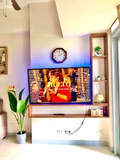 Cosy 1BR Uptown BGC with Balcony and Swimming Pool - 7