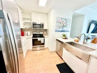 Enjoy Spacious Uptown 4 BR - 6