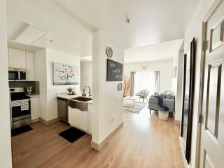 Enjoy Spacious Uptown 4 BR - 8