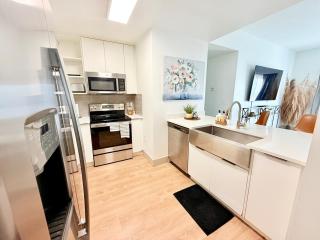 Enjoy Spacious Uptown 4 BR - 7
