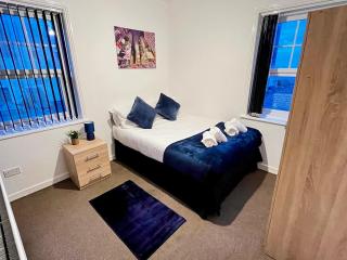 Elegant 3BR Central Flat with Views, WiFi & Near Train! - - 0