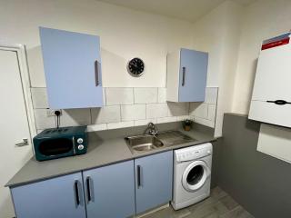 Elegant 3BR Central Flat with Views, WiFi & Near Train! - - 3