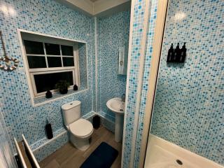 Elegant 3BR Central Flat with Views, WiFi & Near Train! - - 6