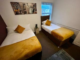Elegant 3BR Central Flat with Views, WiFi & Near Train! - - 2