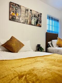 Elegant 3BR Central Flat with Views, WiFi & Near Train! - - 1