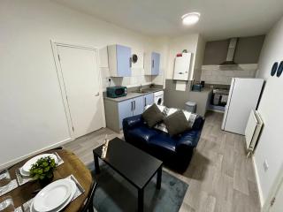 Elegant 3BR Central Flat with Views, WiFi & Near Train! - - 8