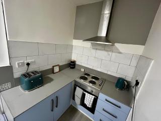 Elegant 3BR Central Flat with Views, WiFi & Near Train! - - 7