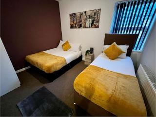 Elegant 3BR Central Flat with Views, WiFi & Near Train! - - 9