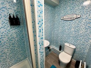 Elegant 3BR Central Flat with Views, WiFi & Near Train! - - 4