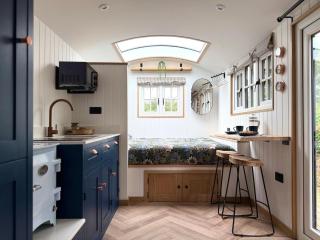 Luxury Shepherds Hut With Wood Fired Hot Tub - Mawgan Porth - 0