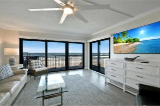 Updated direct oceanfront condo with a balcony, beachfront heated pool and beach access - 3