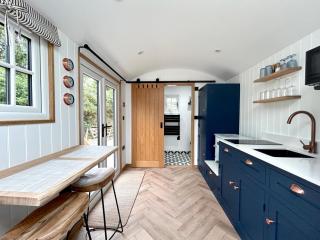 Luxury Shepherds Hut With Wood Fired Hot Tub - Mawgan Porth - 2