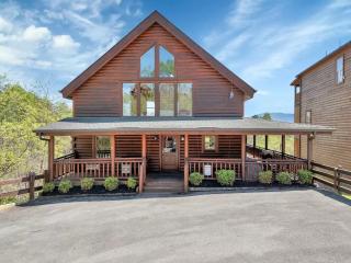 Rustic Retreat – Jacuzzi, Fireplaces & Views - Sevierville - 4