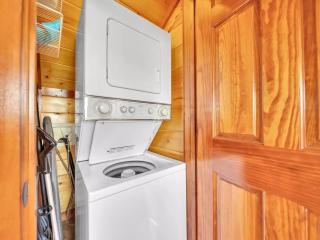 Rustic Retreat – Jacuzzi, Fireplaces & Views - Sevierville - 2