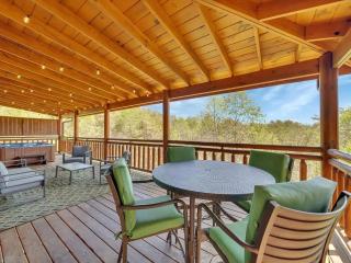 Rustic Retreat – Jacuzzi, Fireplaces & Views - Sevierville - 1