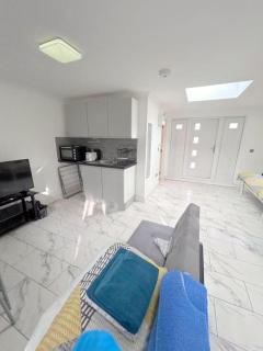 Large Open Plan Flat in Morden, South London - 4