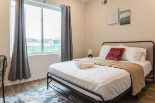 Modern 2bed2bath-wd-queenbedworkdeskwificent - 0