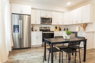 Modern 2bed2bath-wd-queenbedworkdeskwificent - 7