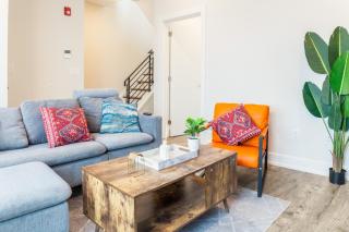 Modern 2bed2bath-wd-queenbedworkdeskwificent - 8