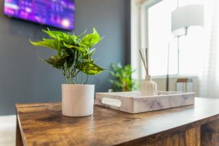 Modern 2bed2bath-wd-queenbedworkdeskwificent - 3