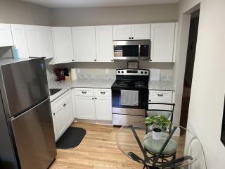 Downtown Apt King Beds Mins to Salem - Beverly - 8